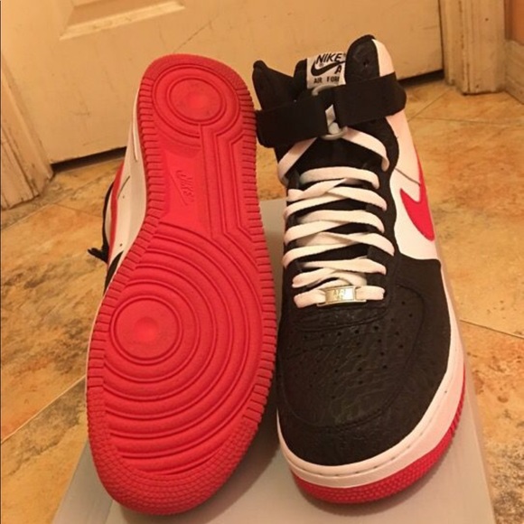 Selling some exclusive Nike’s - Picture 2 of 3